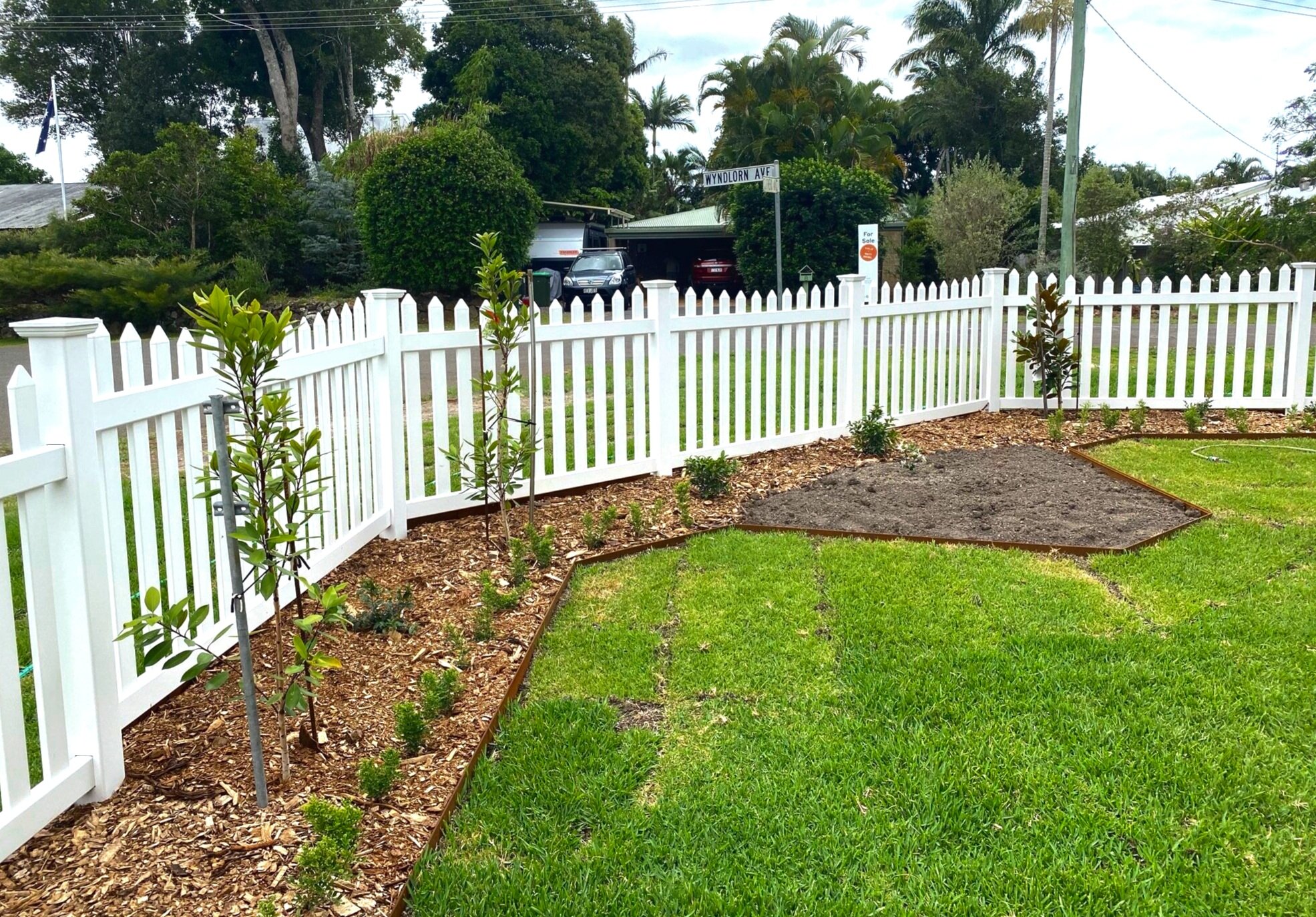 Elizabeth - 1.2m Picket Fence Scalloped Style